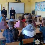 У Кам’янському районі поліцейські розповіли школярам про небезпеку маніпуляцій та вербування