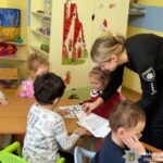 Святий Миколай крокує до малечі: поліцейські Самару завітали до дитячого садочка