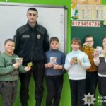 «Освіти себе в нічний час»: ювенальні поліцейські Нікопольщини продовжують знайомити дітей з правилами дорожнього руху