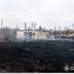 Кам’янський район: із сухої рослинності вогонь розповсюдився на господарську споруду