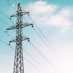 Міненерго: Через обстріли є знеструмлення, поранений працівник обленерго