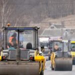 Працюють 40 ремонтників та 20 одиниць техніки: у Дніпровському районі оновлюють державну дорогу