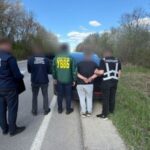 Допомагав тікати зі служби: правоохоронці викрили схему незаконного вивезення військових за кордон