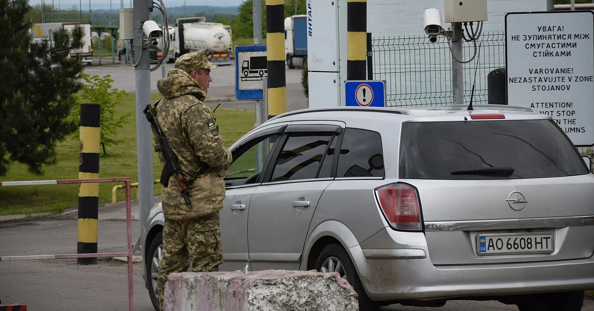 На одному з КПП на кордоні з Польщею може сповільнитися пропуск транспорту: причина