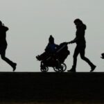 Фіктивне батьківство заради виїзду за кордон: слідчі Дніпра передали справу до суду