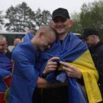 Україна розпочала масштабний обмін полоненими: додому повернулися 205 захисників