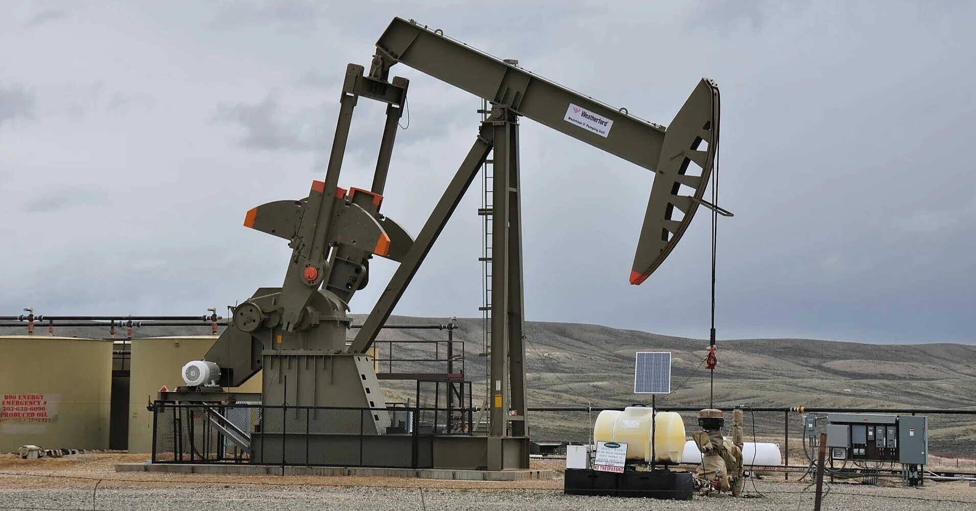 Атаки дронів скоротили видобуток нафти в РФ до 8,7 млн барелів – звіт МЕА