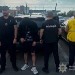 Запорізькі поліцейські примусово видворили з України кримінального мігранта з Азербайджану