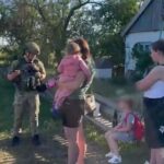 У Запорізькій області поліцейські спільно з капеланами евакуювали родину з трьома дітьми з-під ворожих обстрілів