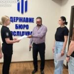 Виїжджали за кордон під виглядом іноземців: у Дніпрі викрито посадовців міграційної служби, які допомагали військовозобов’язаним тікати з країни