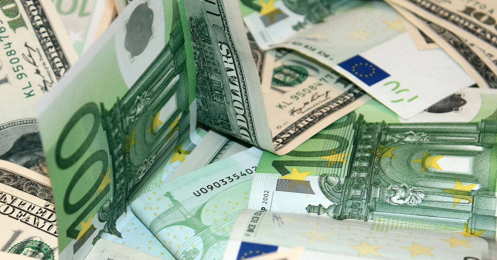 Готівковий долар дорожчає слідом за міжбанком: банки переписали цінники