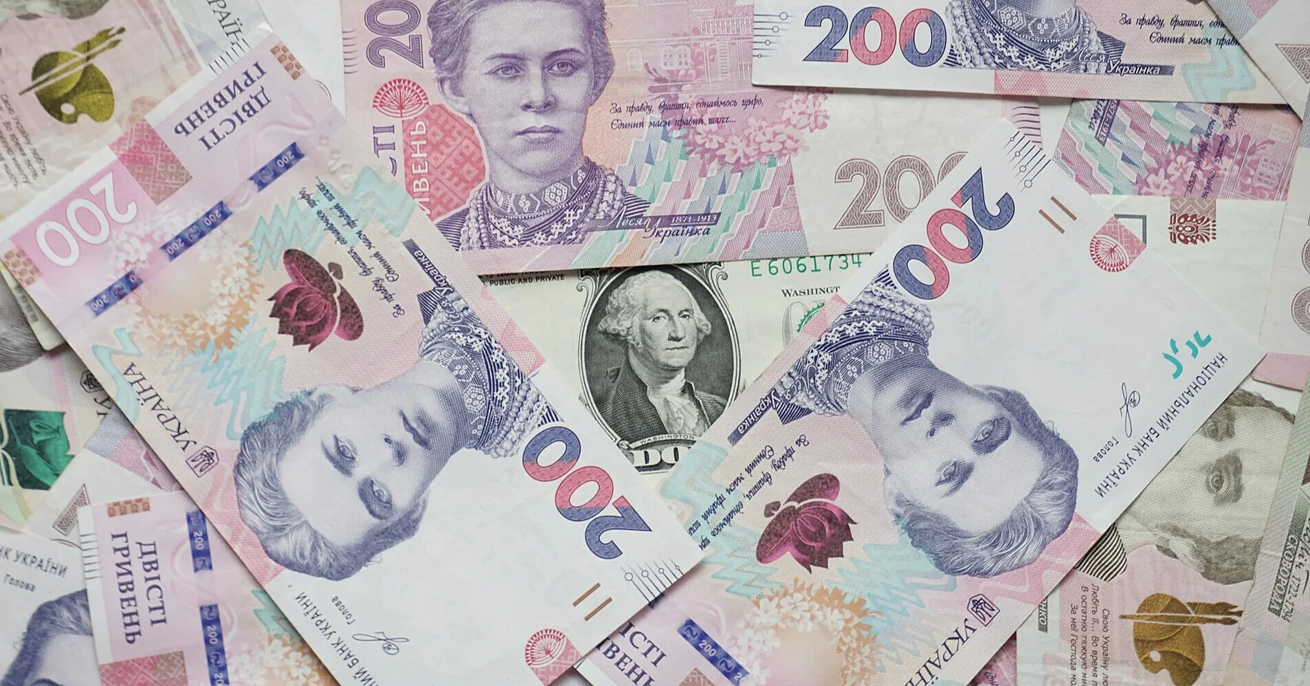 Гривня слабшає на міжбанку, обмінники різко підвищили курс долара