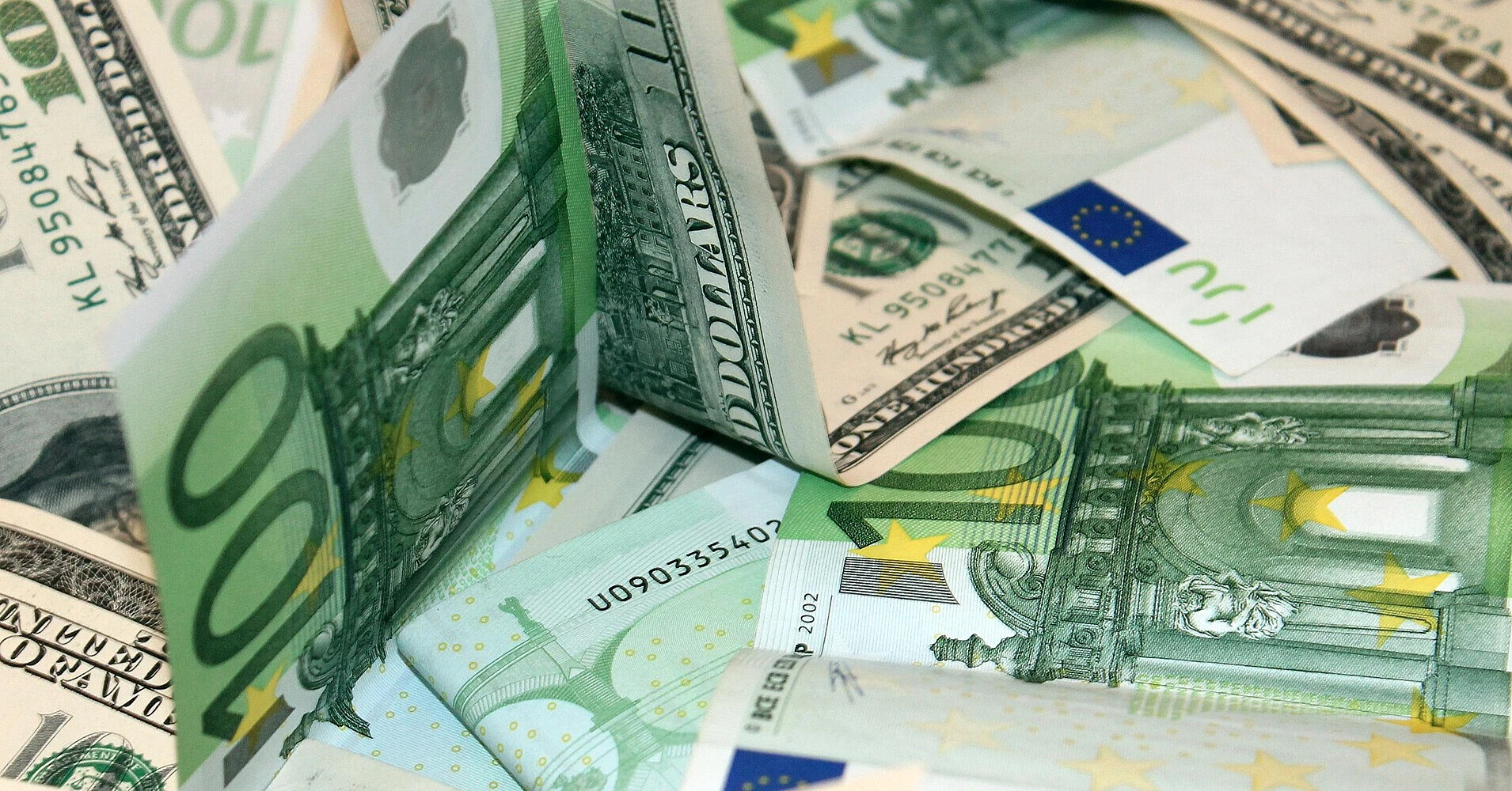 Нацбанк знизив курси валют після активних торгів на міжбанку