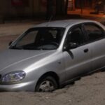 У Кам’янському під час зливи під автівкою провалився асфальт