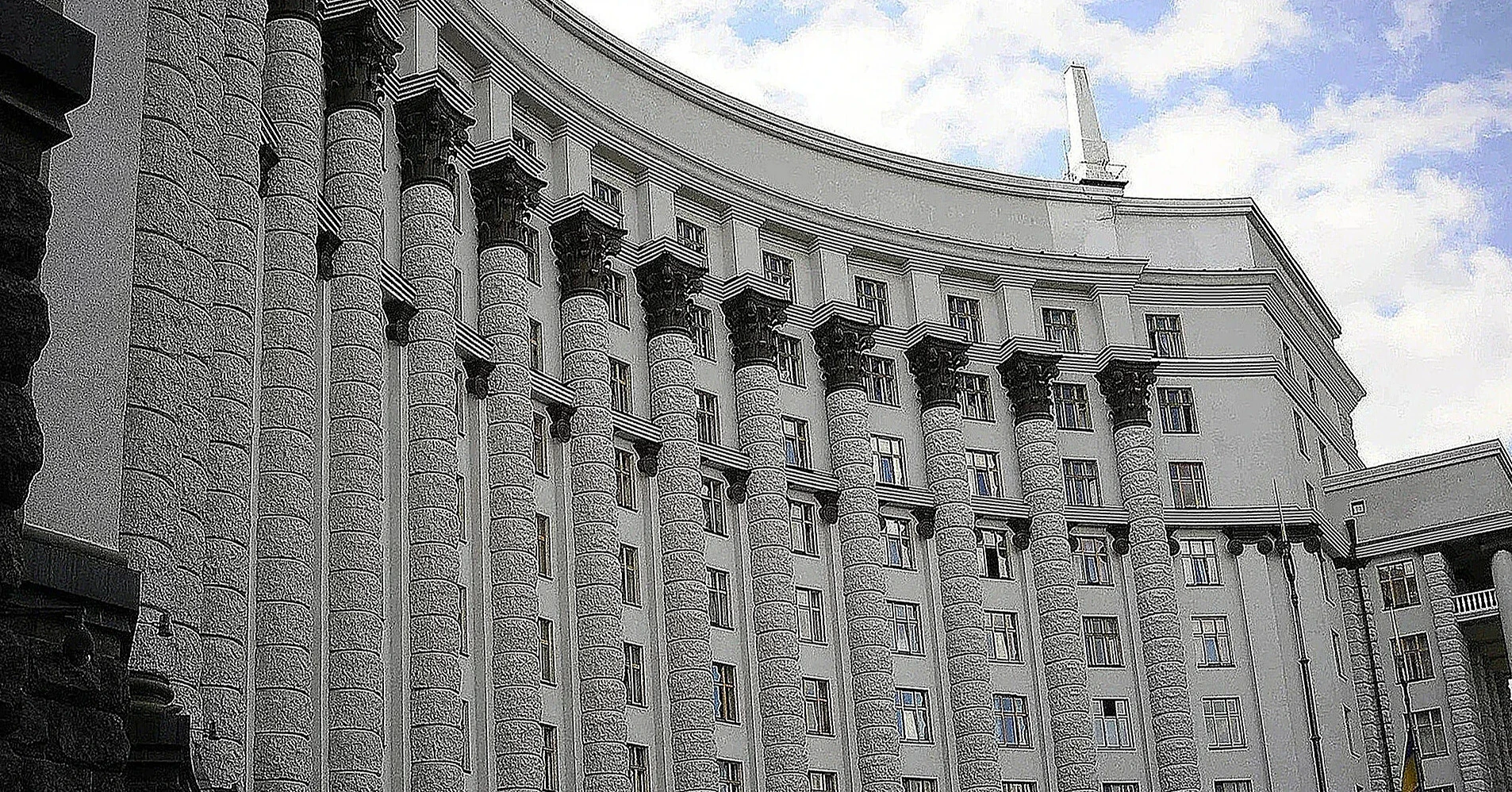 Кабмін скасував створення Координаційного центру з бронювання
