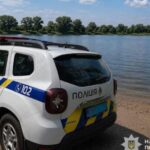 У Дніпровському районі поліцейські разом з працівниками ДСНС врятували 15-річного хлопця з водойми