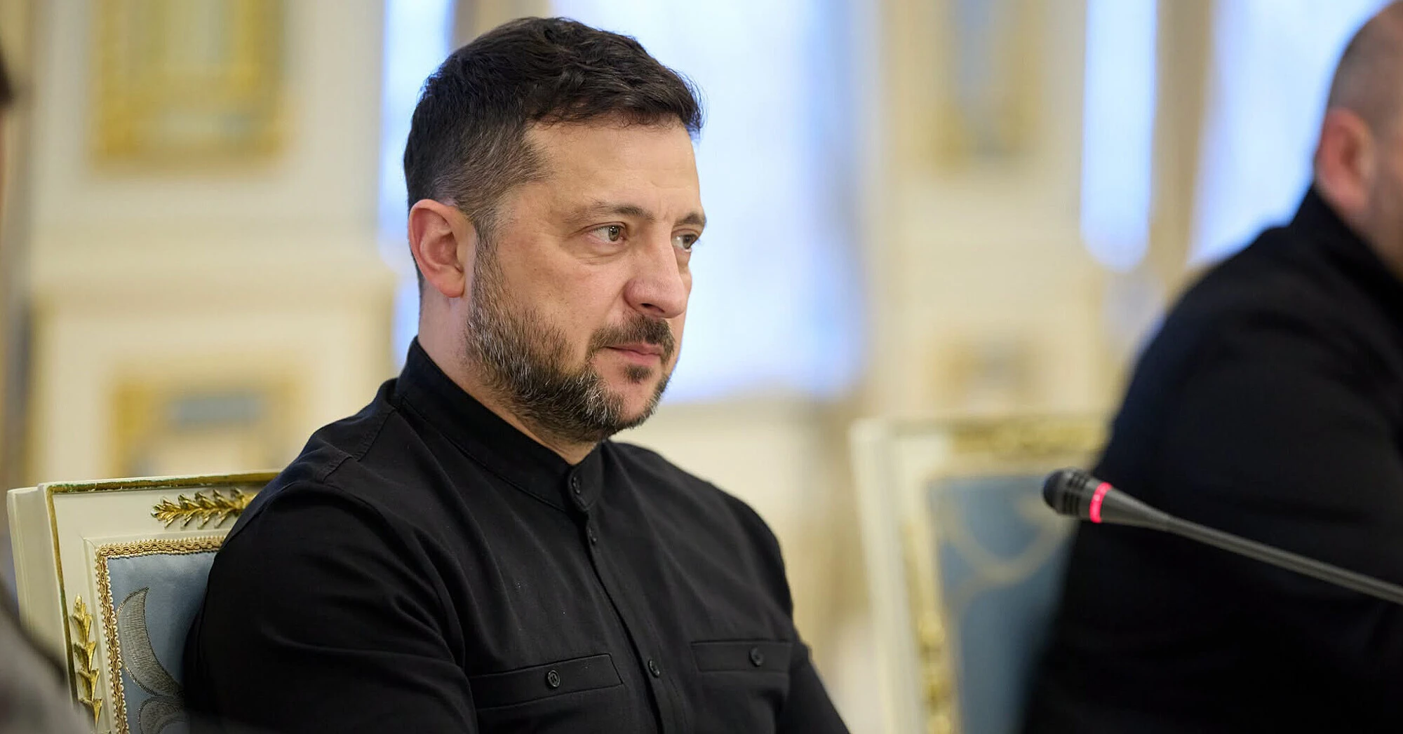Зеленський зустрівся з главою МЗС Туреччини та нагородив його орденом