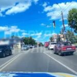 Стояла у лівій смузі та заважала проїзду: у Кривому Розі патрульні допомогли прибрати з дороги зламану автівку