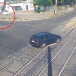 У Дніпрі автомобіль з’їхав з дороги, збив електроопору та врізався в будівлю