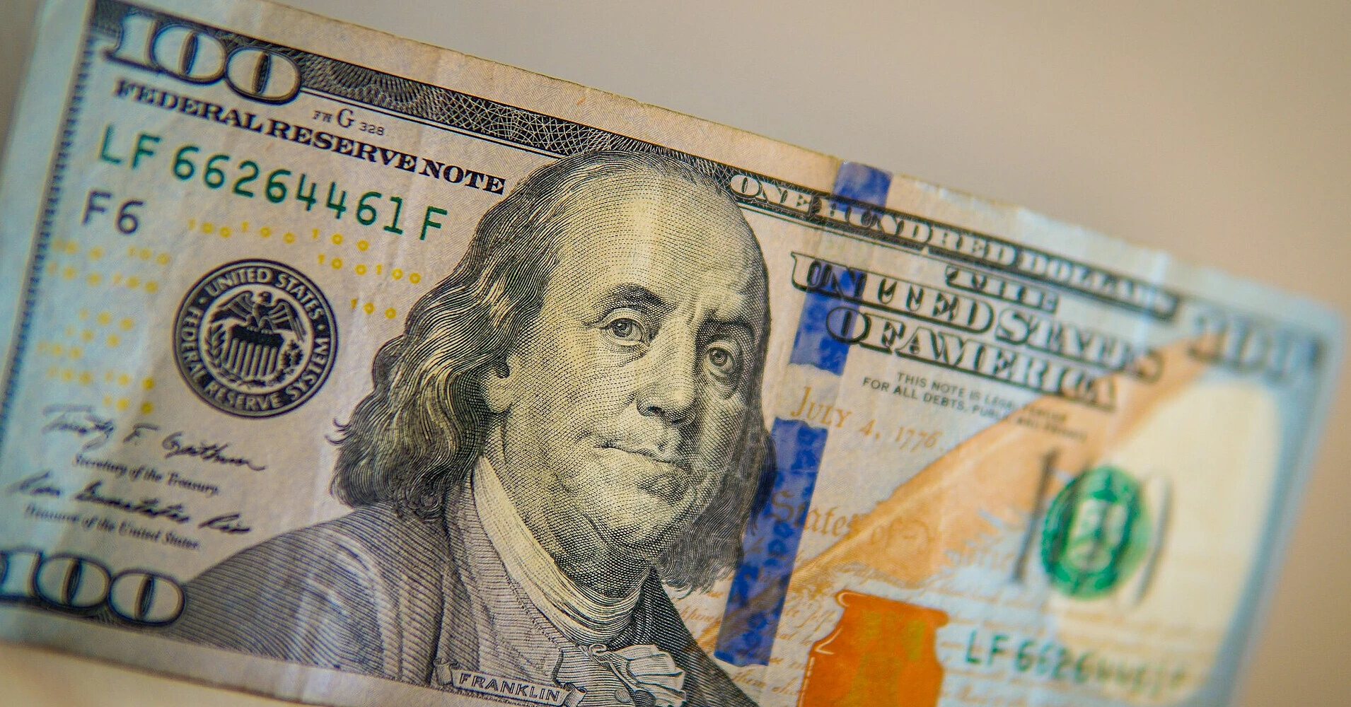 Нацбанк не дозволив долару сильно зрости, експортери збільшили продаж валюти