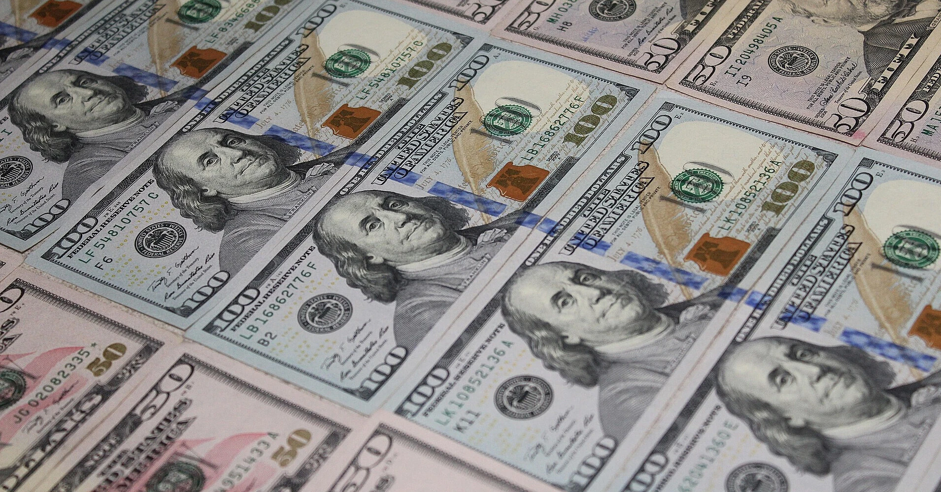 Долар зріс після напружених торгів, а готівковий ринок розпочав корекцію