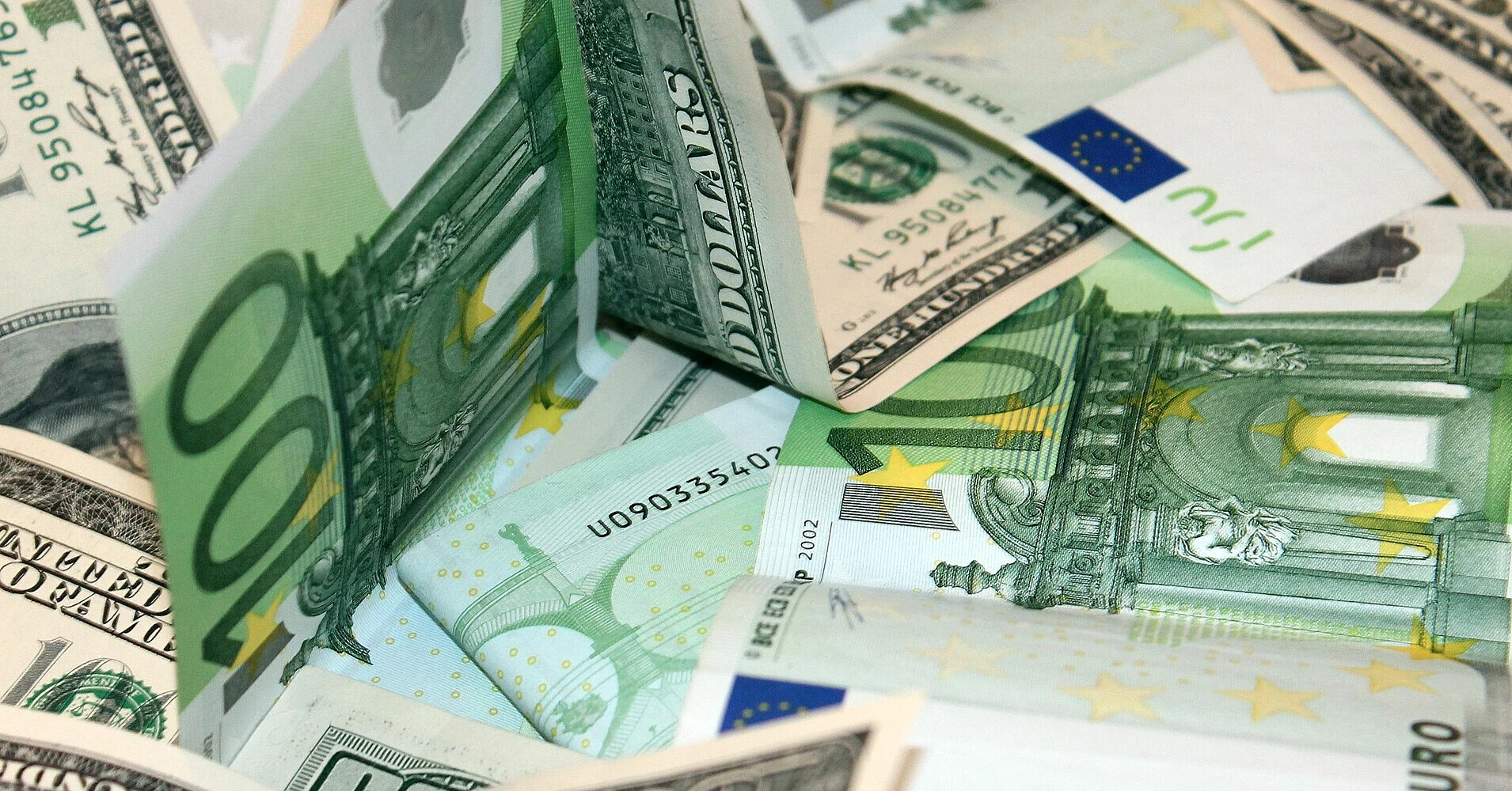 Долар дешевшає, а євро зростає: НБУ встановив курси на 20 серпня