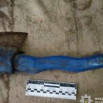 У Кам’янському жінка під час сварки кілька разів вдарила співмешканця сокирою по голові