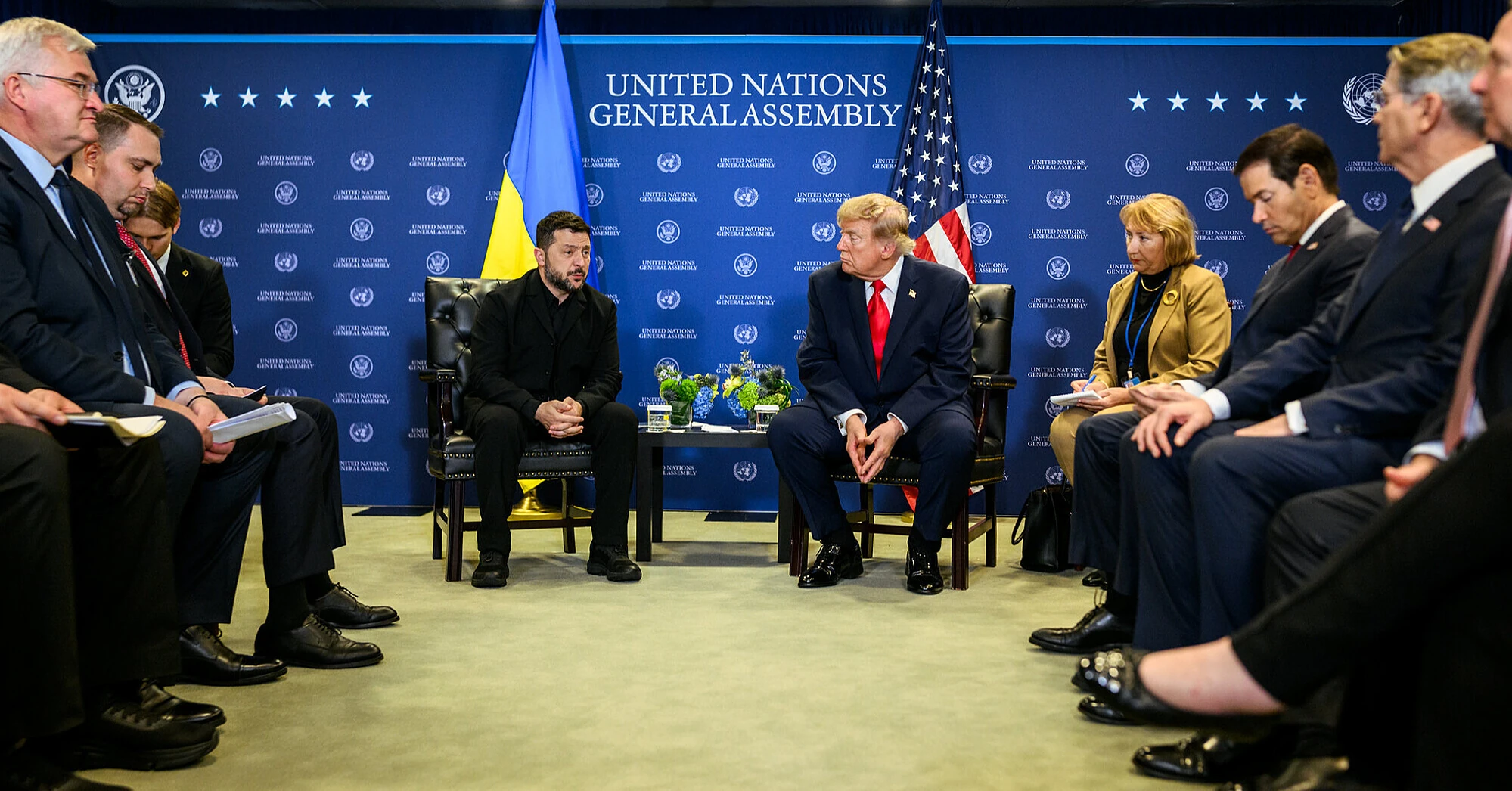 Трамп попросив Зеленського “пригальмувати” з ударами по російських НПЗ
