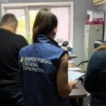 Отримав майже 1,2 млн грн зарплати, перебуваючи за кордоном: підозрюються ексдиректор та головна бухгалтерка КП Дніпровської міськради